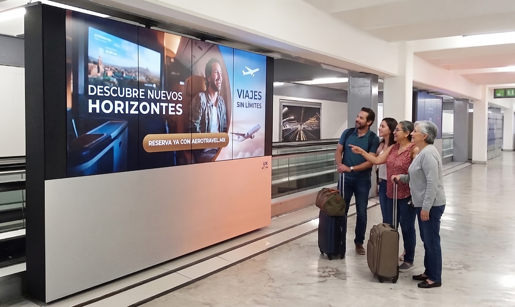 Pantalla publicitaria digital en aeropuerto